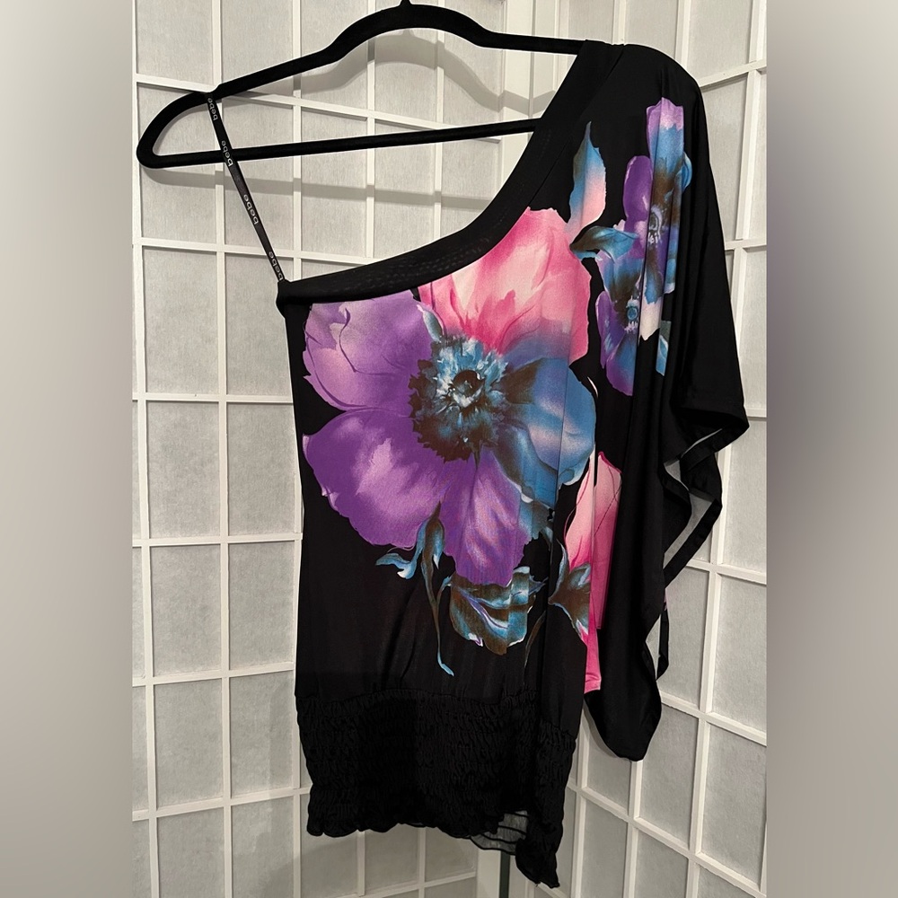 2b BEBE One Shoulder Floral Asymmetrical Black Top NWT